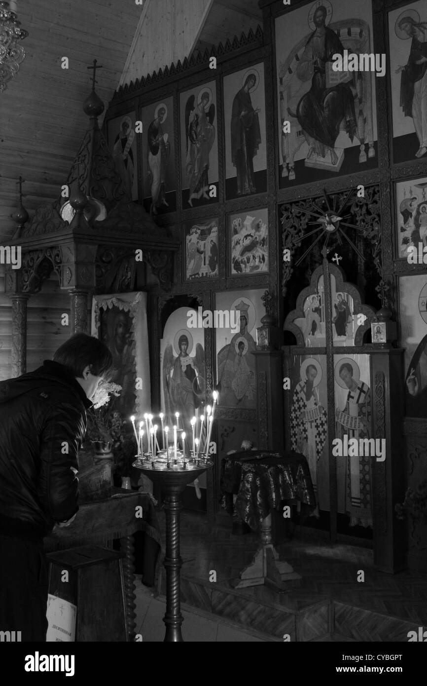 Dans l'église, célébration de la protection de la Mère de Dieu, Lugansk, Ukraine, Octobre 14, 2012 Banque D'Images