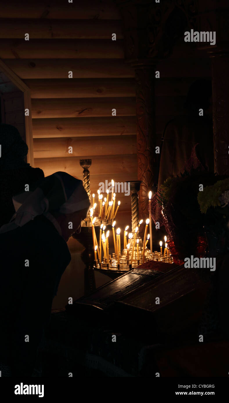 Dans l'église, célébration de la protection de la Mère de Dieu, Lugansk, Ukraine, Octobre 14, 2012 Banque D'Images