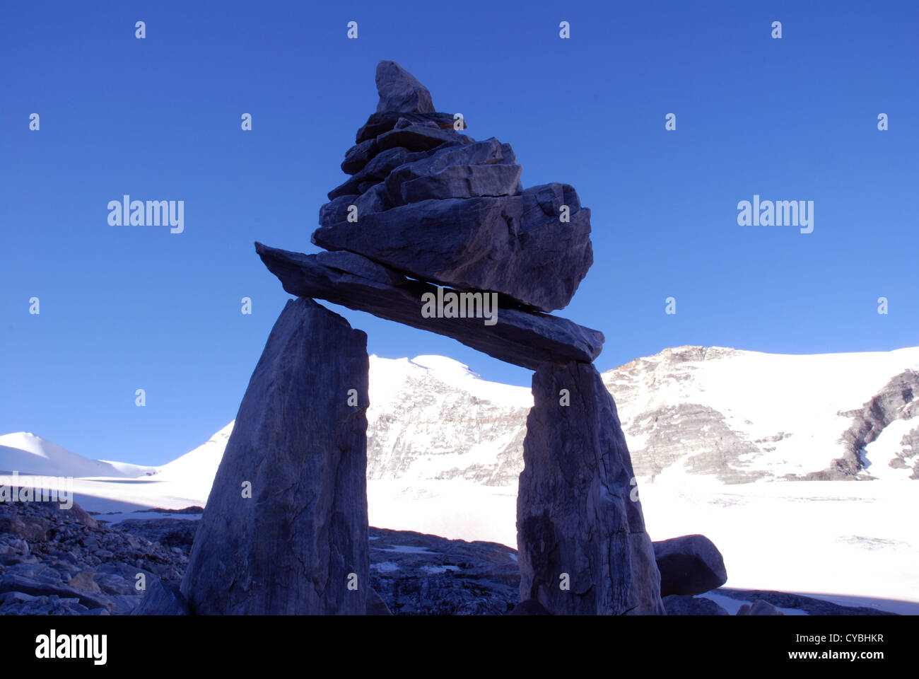 Cairn Inukschuk avec Mont Brunegghorn, Valais, Valais, Suisse Banque D'Images