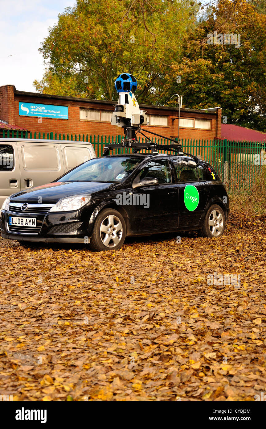 Google noir voiture avec l'équipement de l'appareil photo monté sur le toit parking dans trois quart gauche vue de profil Banque D'Images