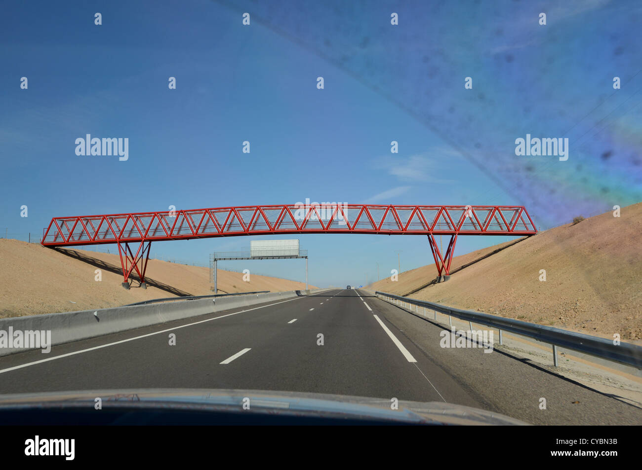 Autoroute vide près de Marrakech au Maroc, pont rouge sale et pare-brise. Autoroute, l'Autoroute, pare-brise Banque D'Images