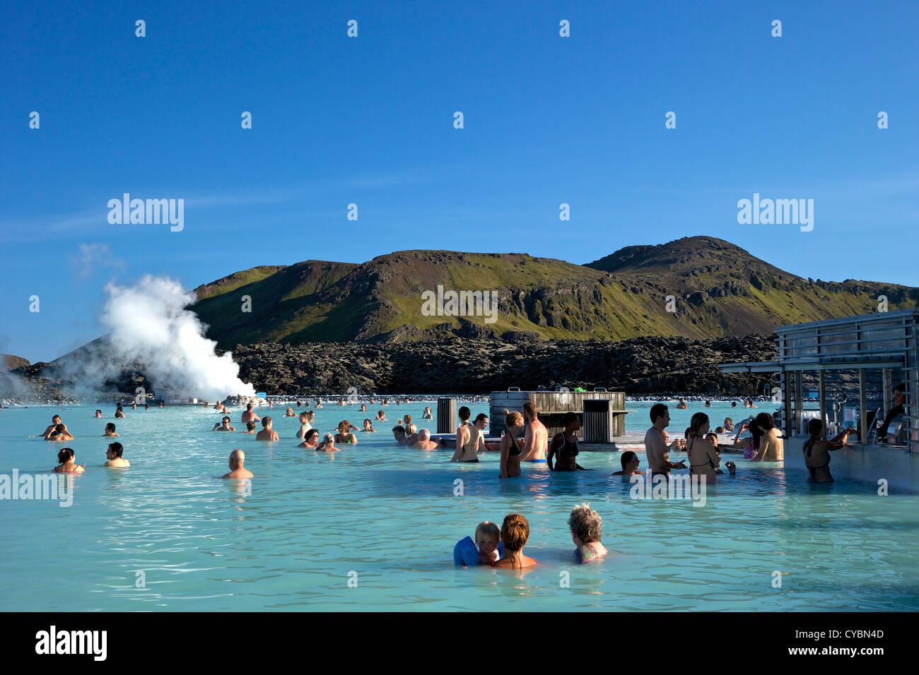 Les touristes et les visiteurs apprécient la piscine extérieure géothermique au Blue Lagoon, Iceland Banque D'Images