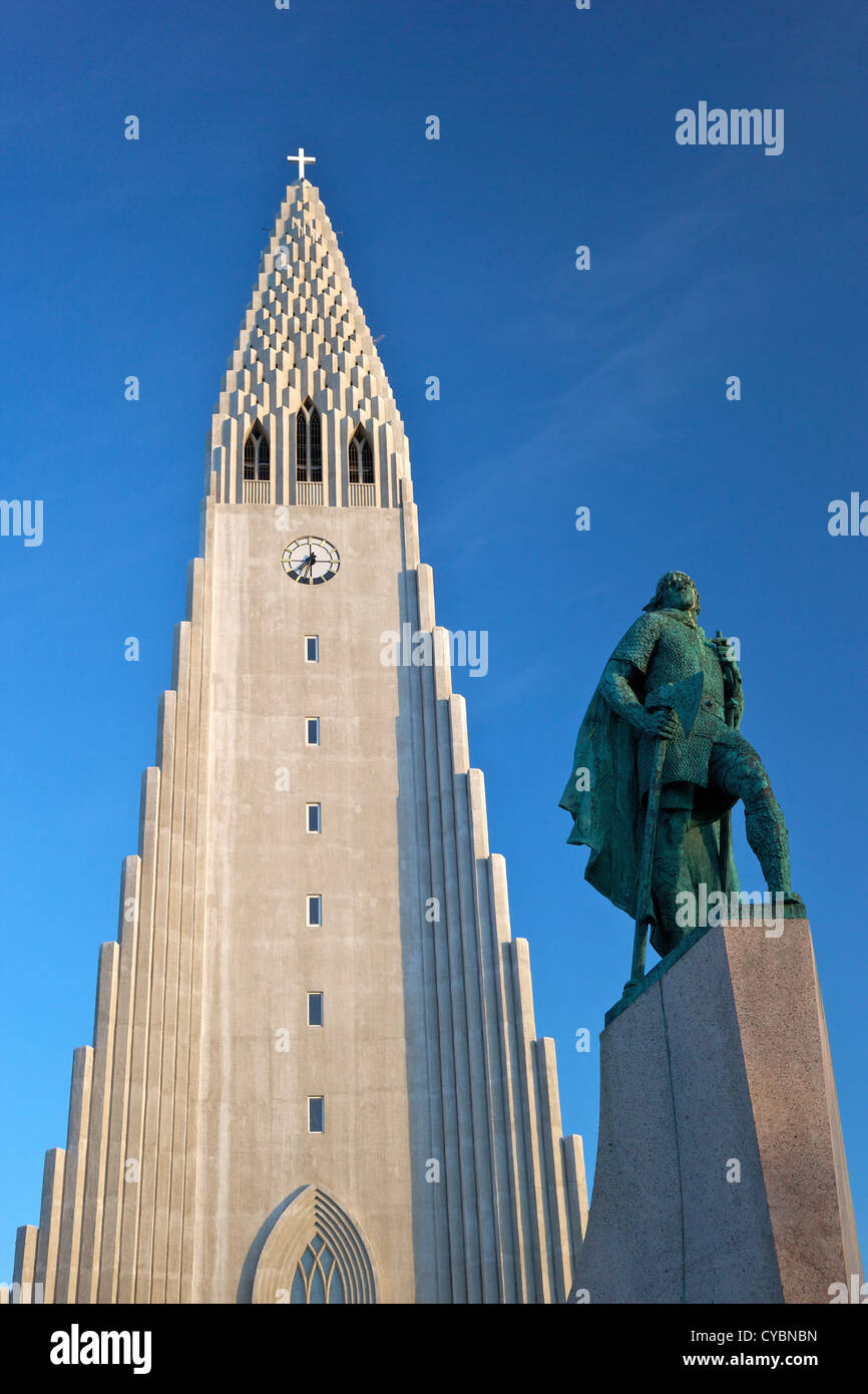 Cathédrale et Statue de Leif Eriksson au coucher du soleil, Reykjavik, Islande Banque D'Images