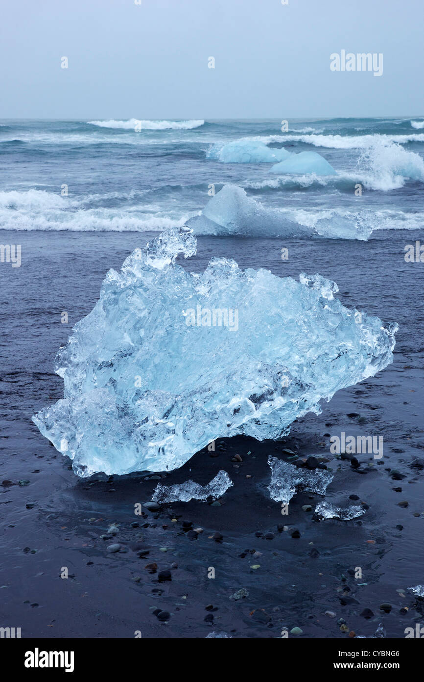 La fonte des icebergs sur le rivage à Jokulsarlon, Islande Banque D'Images