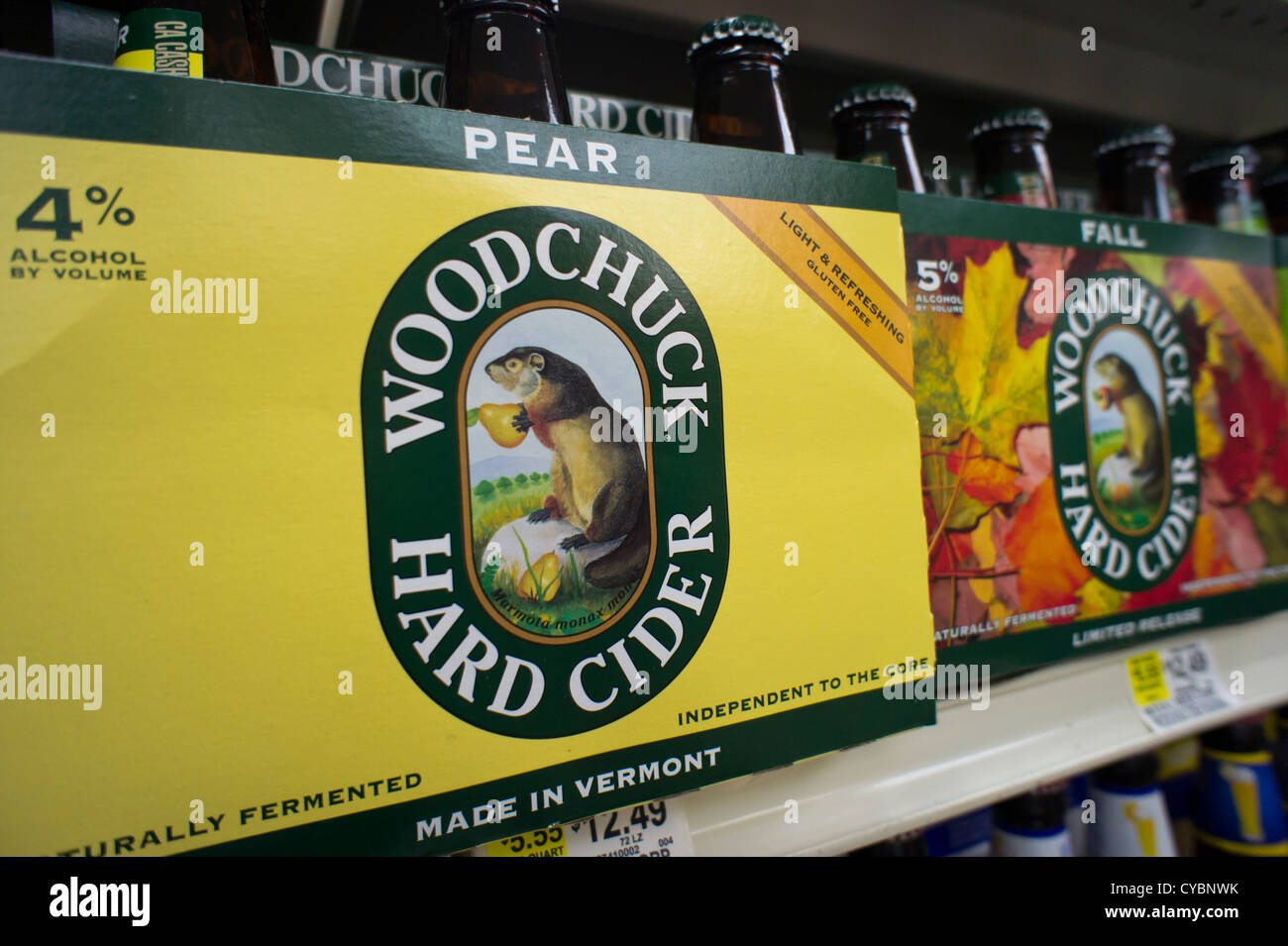 Six-pack de Woodchuck le cidre sont vus sur une étagère de magasin d'épicerie à New York Banque D'Images