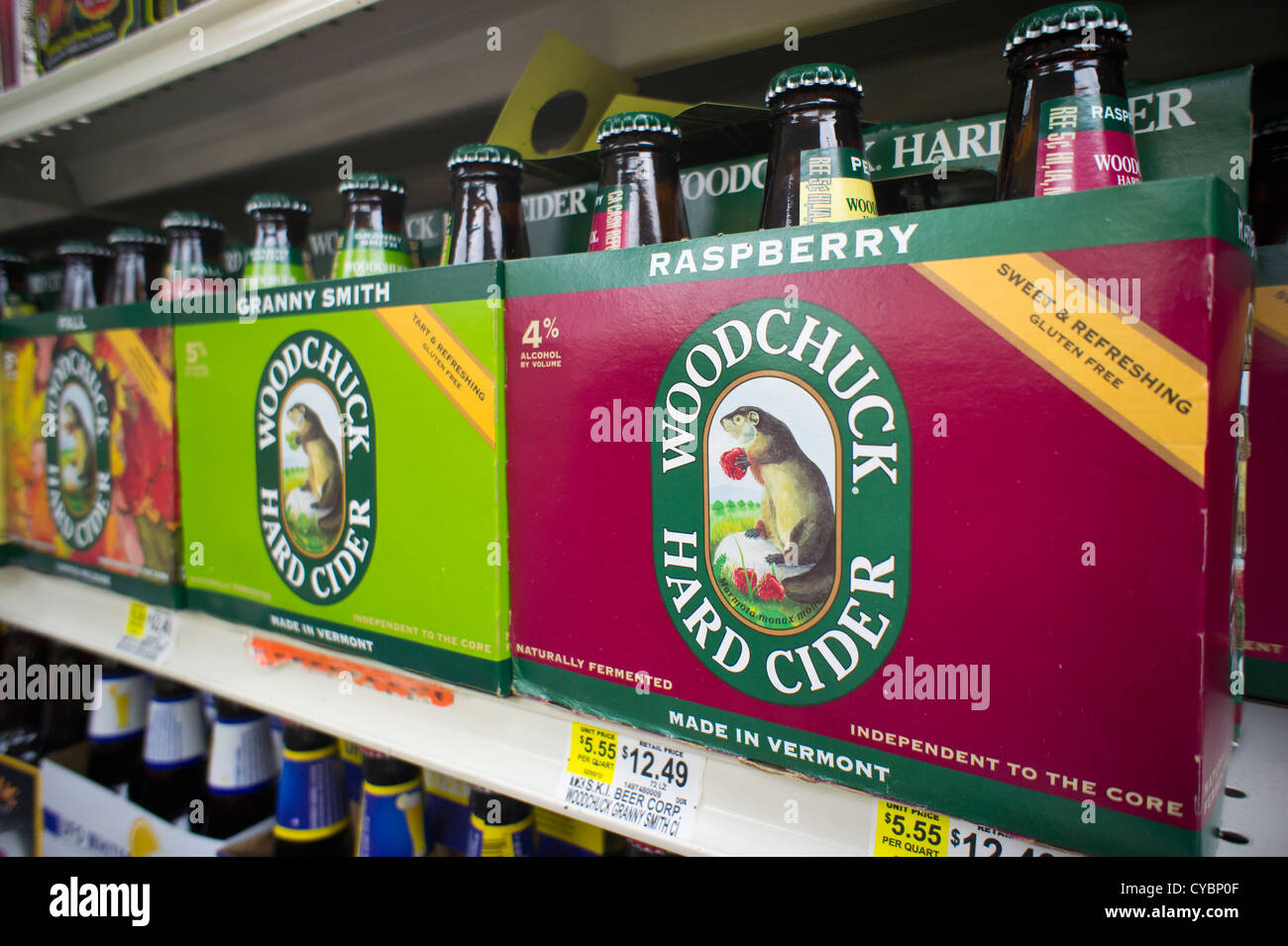 Six-pack de Woodchuck le cidre sont vus sur une étagère de magasin d'épicerie à New York Banque D'Images