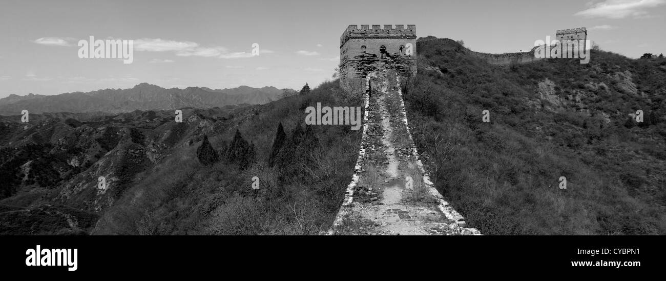 Image en noir et blanc de la Grande Muraille de Chine près de Jinshanling, village Provence Beijing, Chine, Asie. Banque D'Images