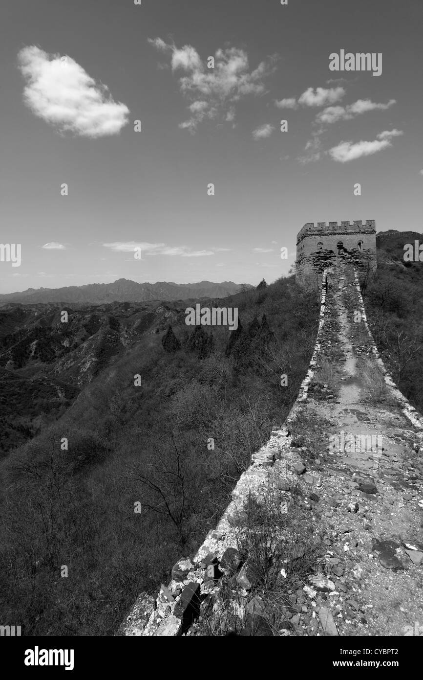 Image en noir et blanc de la Grande Muraille de Chine près de Jinshanling, village Provence Beijing, Chine, Asie. Banque D'Images
