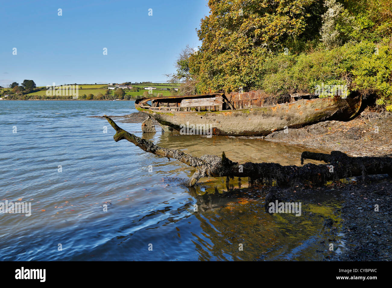 Helford River ; vieux bateau, Cornwall, UK Banque D'Images