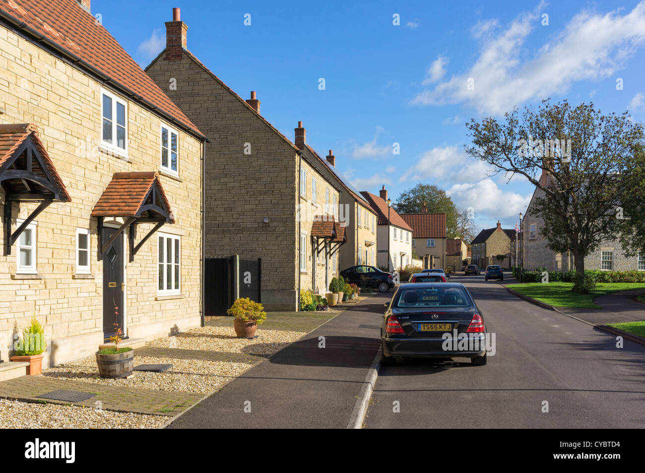 Maisons dans une rue dans un lotissement de banlieue moderne, Royaume-Uni Banque D'Images