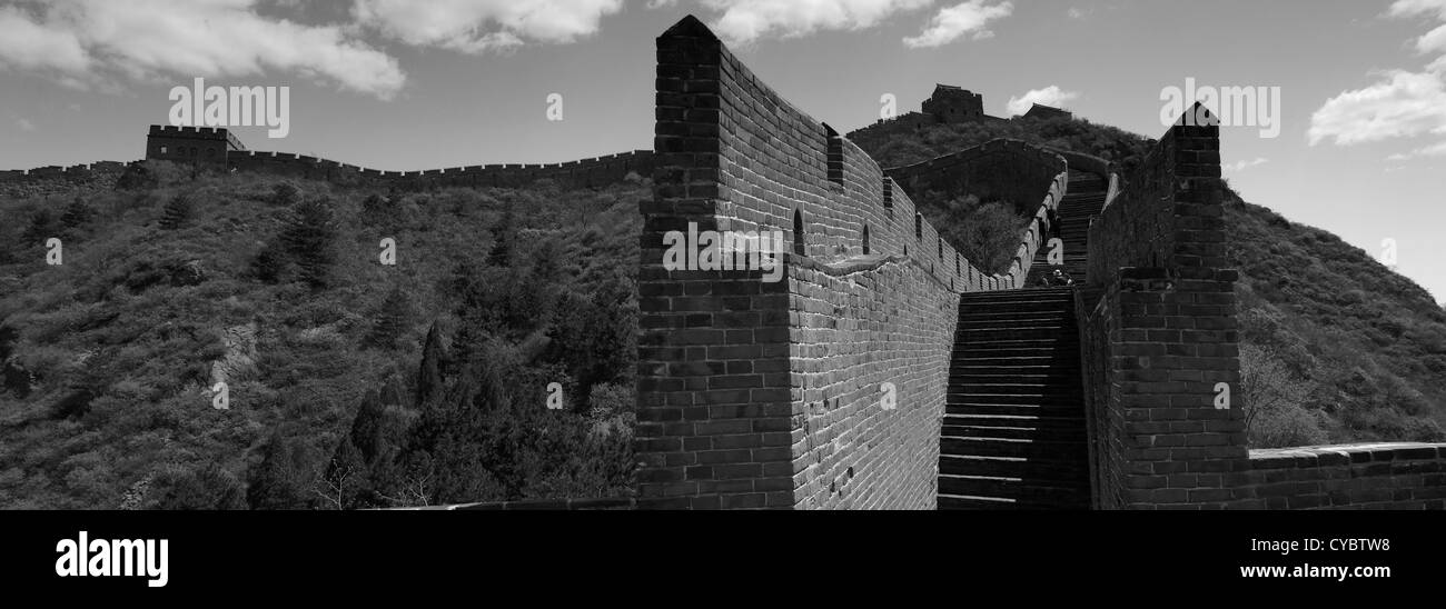 Image en noir et blanc de la Grande Muraille de Chine près de Jinshanling, village Provence Beijing, Chine, Asie. Banque D'Images