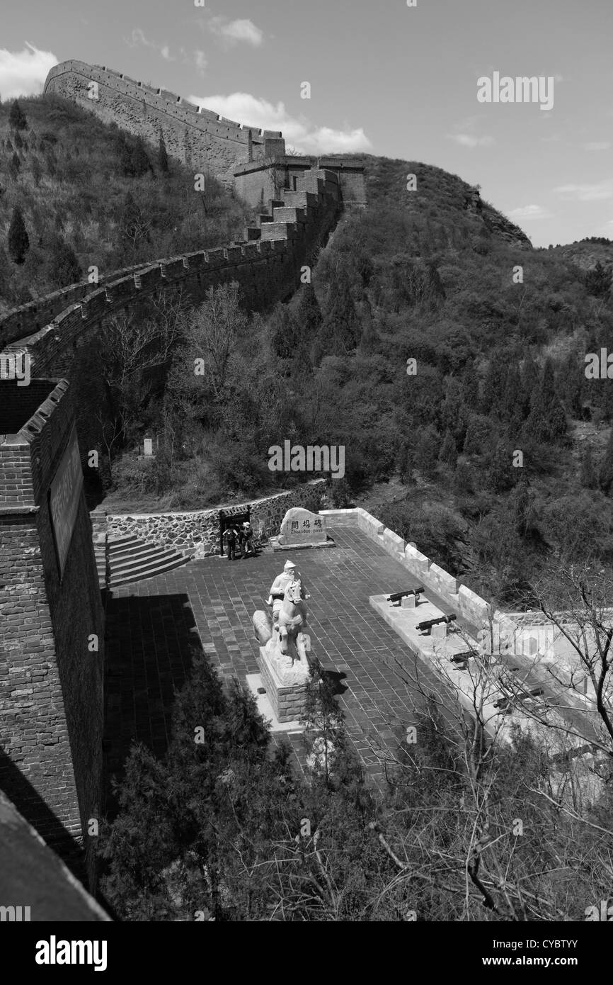 Image en noir et blanc de la Grande Muraille de Chine près de Jinshanling, village Provence Beijing, Chine, Asie. Banque D'Images
