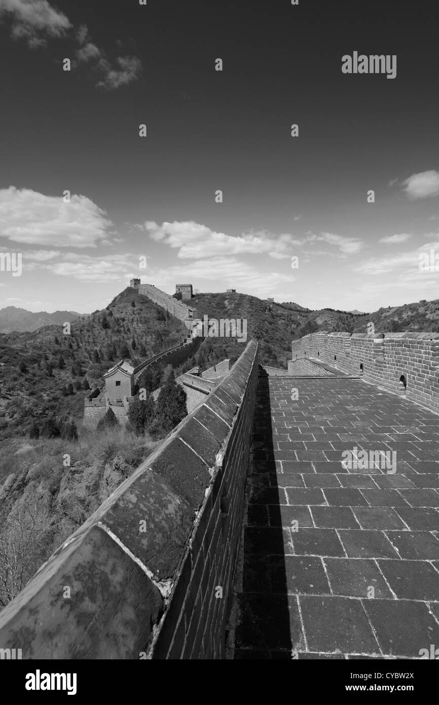 Image en noir et blanc de la Grande Muraille de Chine près de Jinshanling, village Provence Beijing, Chine, Asie. Banque D'Images