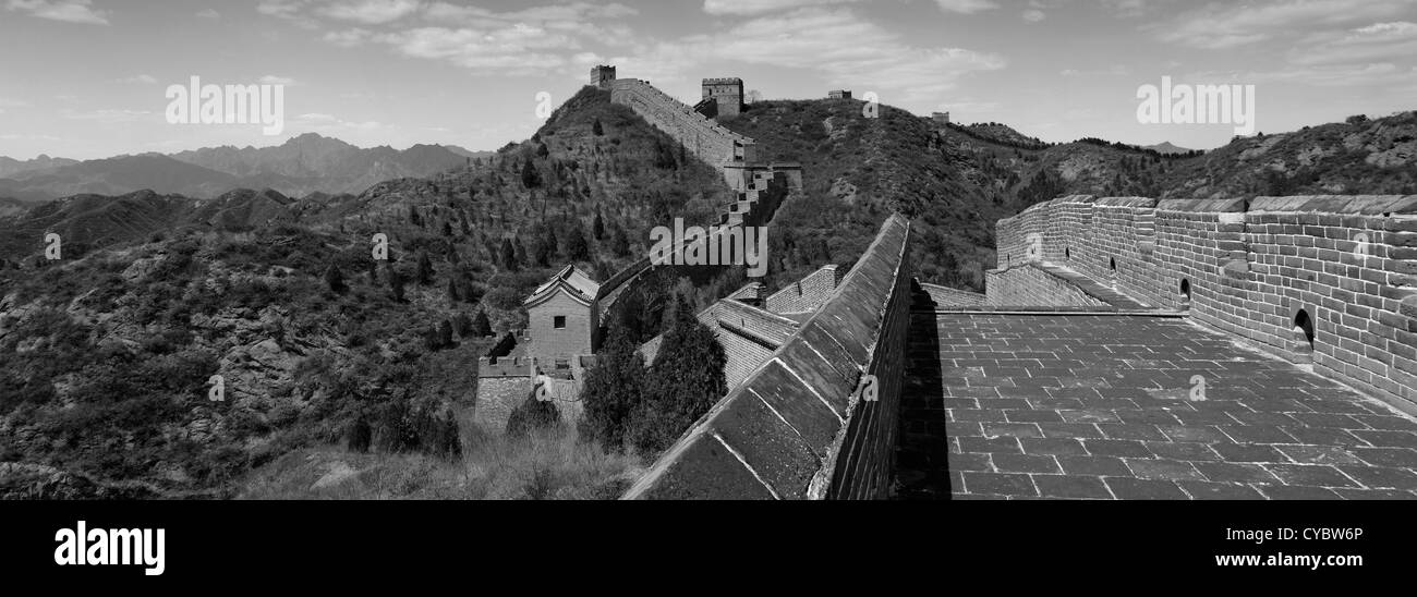 Image en noir et blanc de la Grande Muraille de Chine près de Jinshanling, village Provence Beijing, Chine, Asie. Banque D'Images