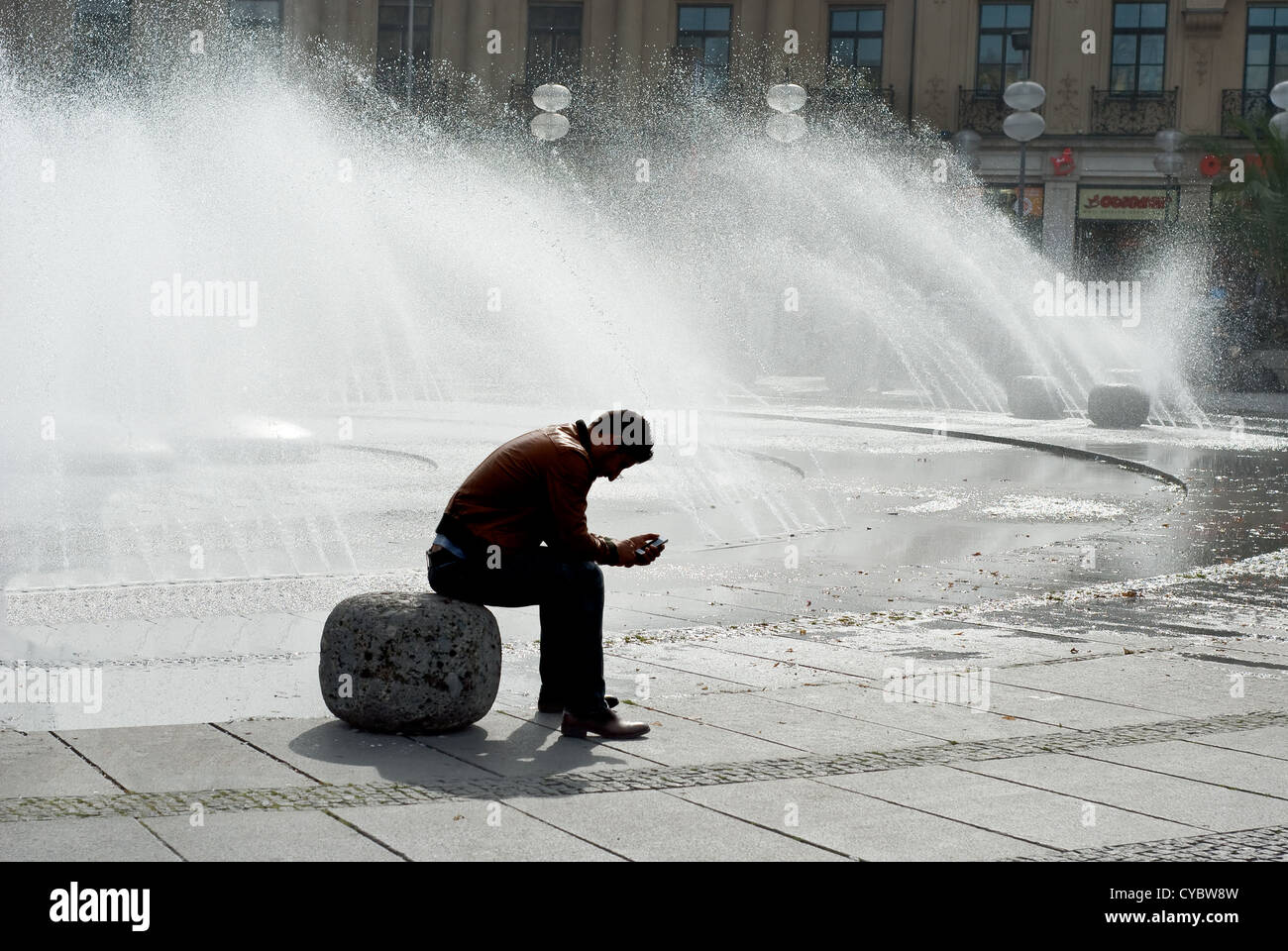 Silhouette d'homme seul à la Fontaine de Karstor à Munich Banque D'Images