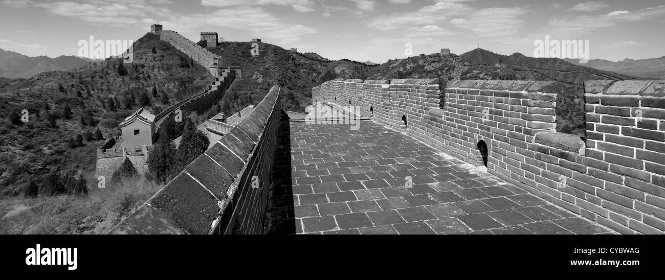 Image en noir et blanc de la Grande Muraille de Chine près de Jinshanling, village Provence Beijing, Chine, Asie. Banque D'Images