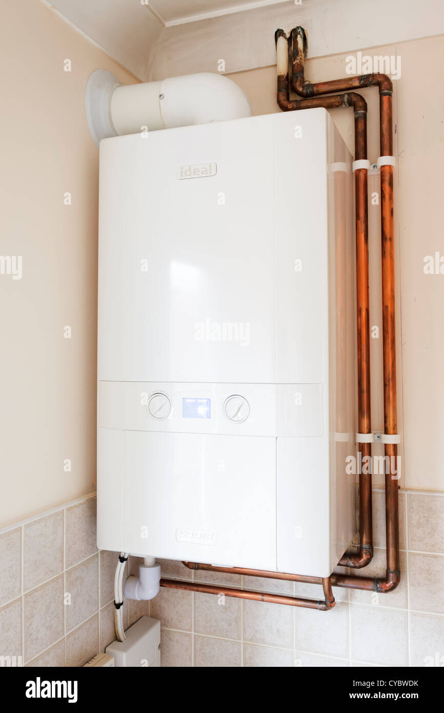 Nouvelle chaudière à condensation chauffage central au gaz dans une cuisine dans une maison, UK Banque D'Images