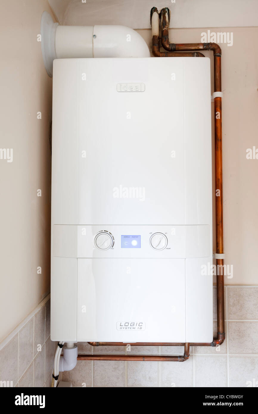 Moderne, nouveau chauffage central au gaz chaudière à condensation dans une cuisine domestique, UK Banque D'Images