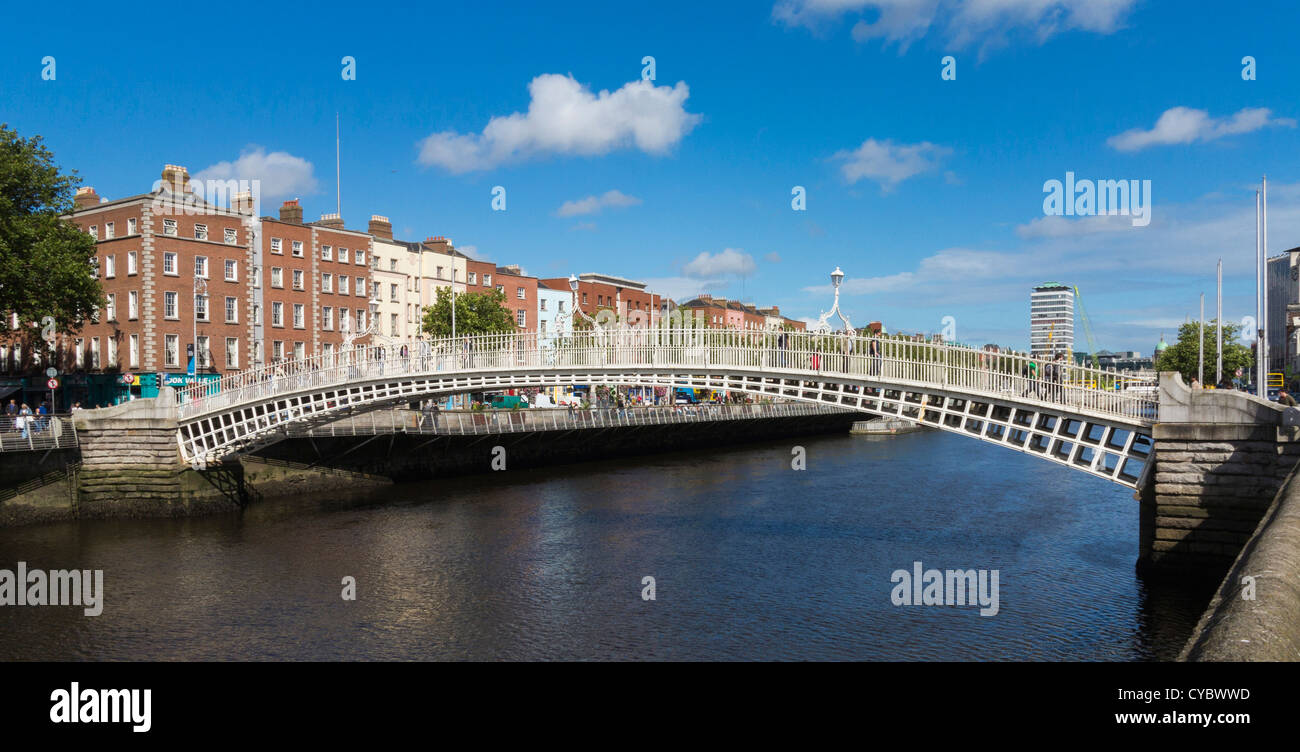 Ha'penny Bridge sur la rivière Liffey, Dublin, Irlande Banque D'Images
