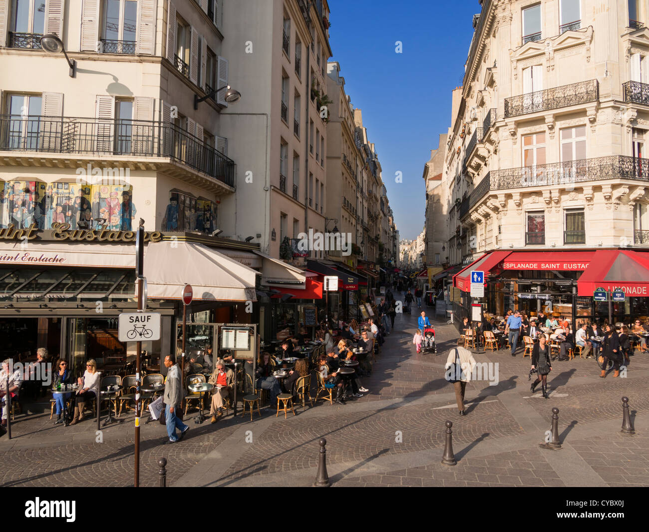 Rue Montorgueil à l'animation commerçante piétonne des Halles, Paris. Banque D'Images