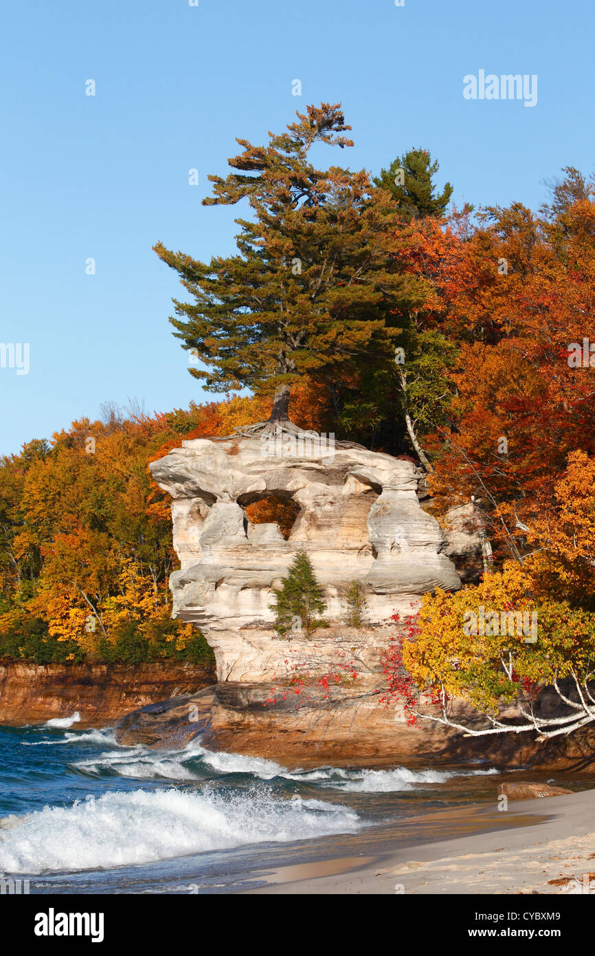 Rock chapelle entourée de couleurs d'automne à Pictured Rocks National Lakeshore, Michigan, USA Banque D'Images