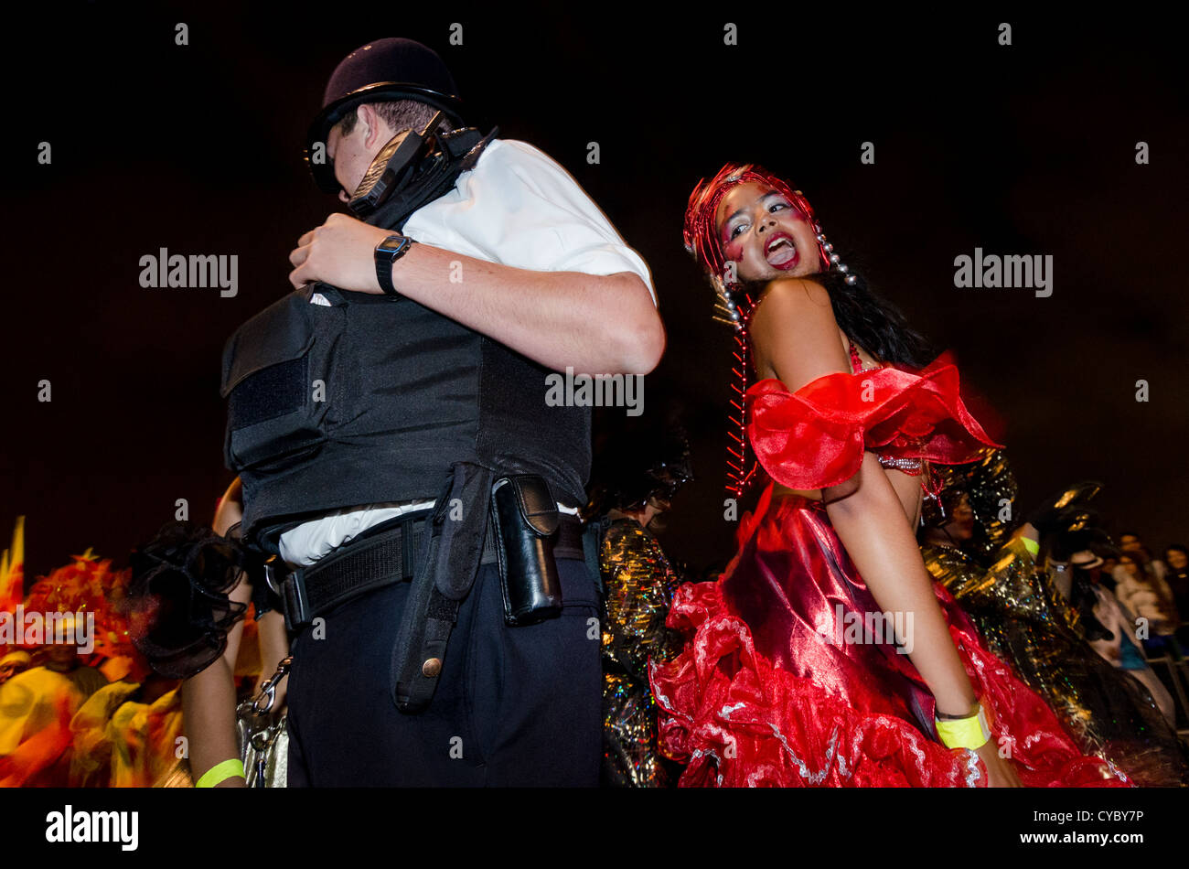 Défilé du Festival de la Tamise. Danseur et policier. Londres Banque D'Images