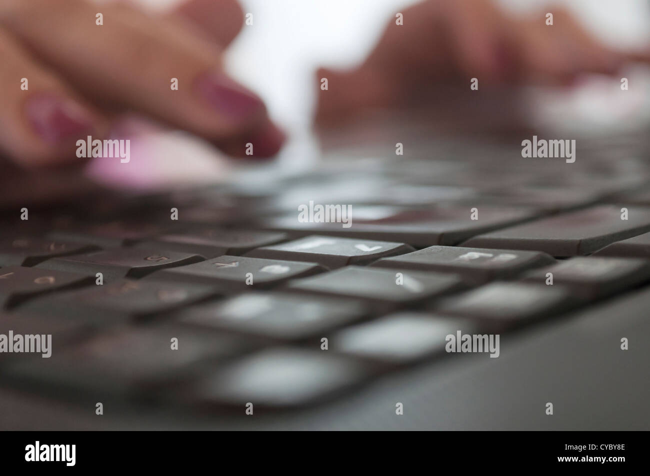 Woman hands typing on laptop Banque D'Images