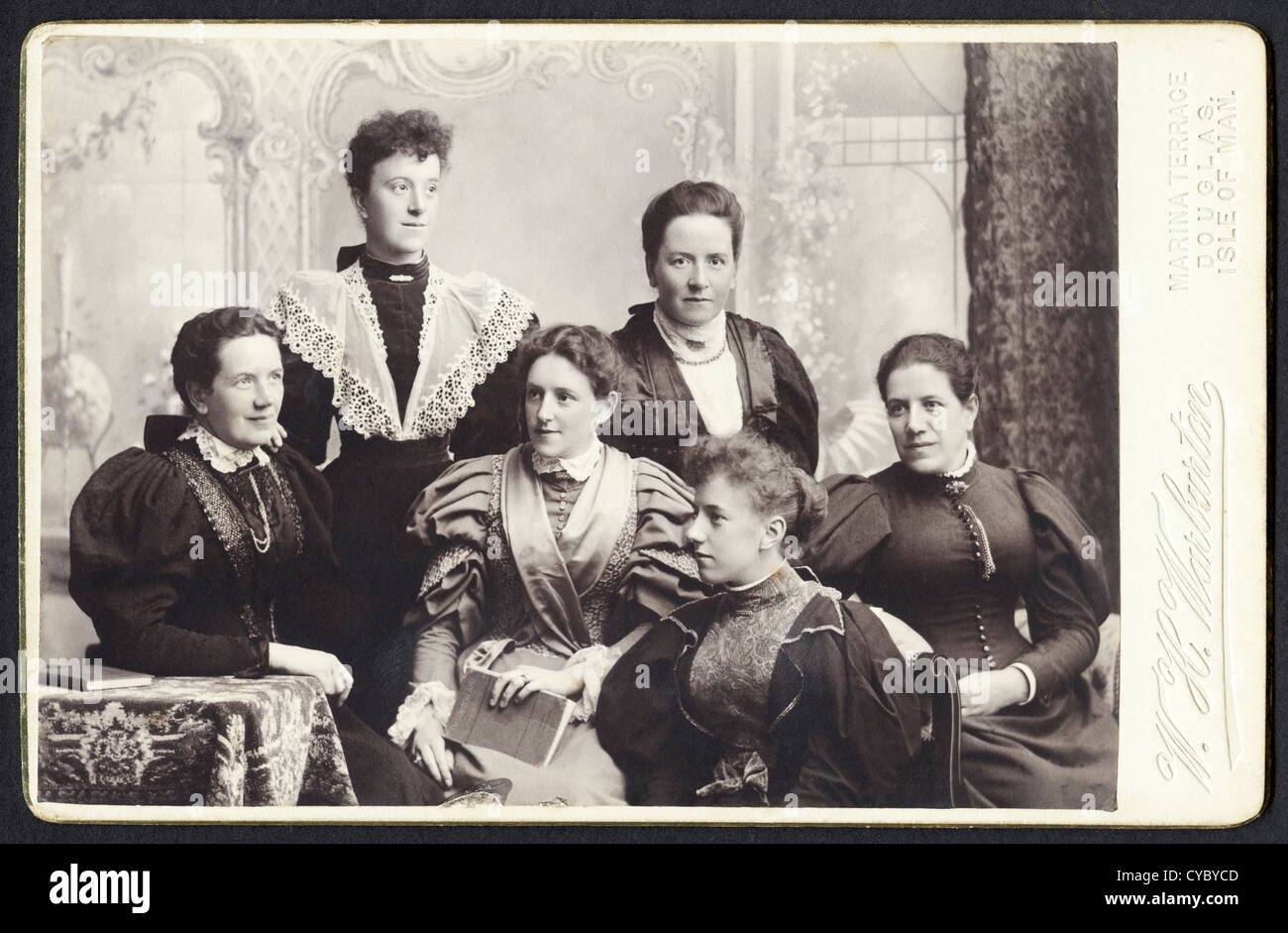 Groupe de femmes de l'époque victorienne en studio portrait vers 1890 par le photographe W.H. Warburton de Douglas à l'île de Man Banque D'Images