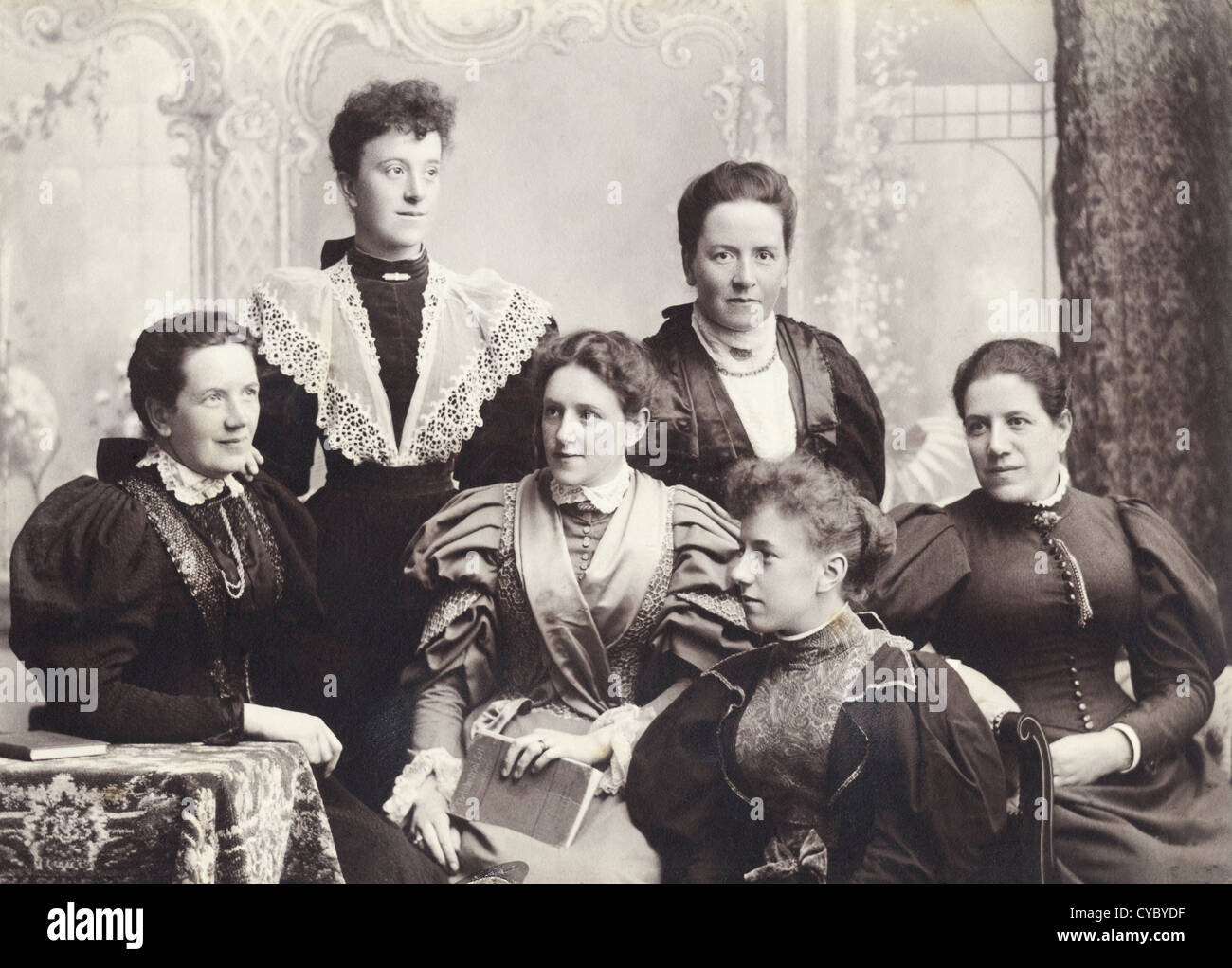 Groupe de femmes de l'époque victorienne en studio portrait vers 1890 par le photographe W.H. Warburton de Douglas à l'île de Man Banque D'Images