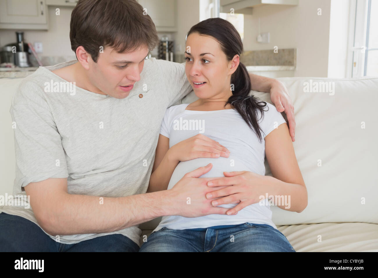 Couple Surprise Bebe Sentiment Les Coups De Pied Dans Le Ventre De Maman Photo Stock Alamy Couple Surprise Bebe Sentiment Les Coups De Pied Dans Le Ventre De Maman Photo Stock Alamy