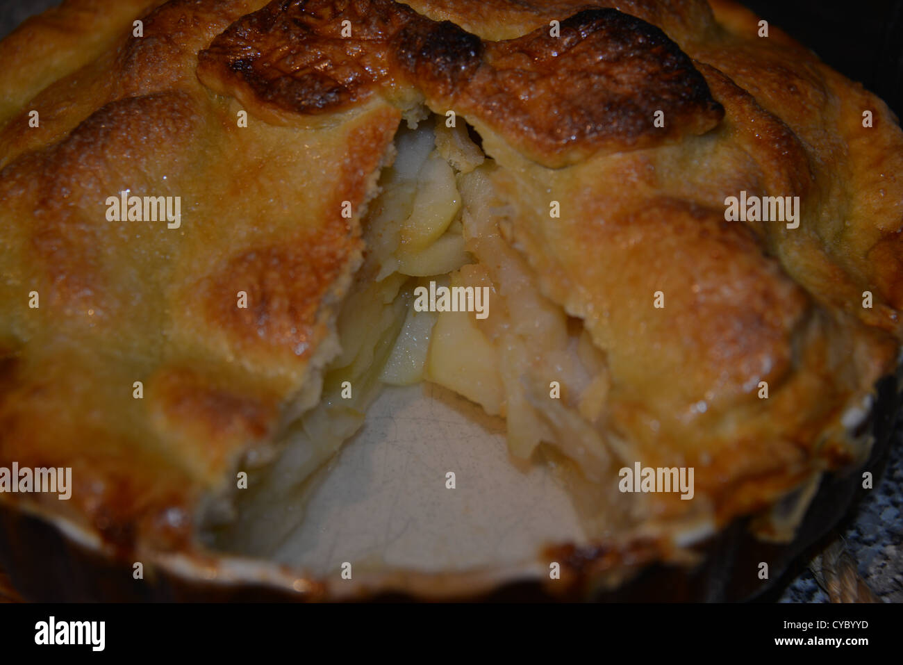 Fait maison fraîchement sorti de la tarte aux pommes avec une tranche mis hors Banque D'Images