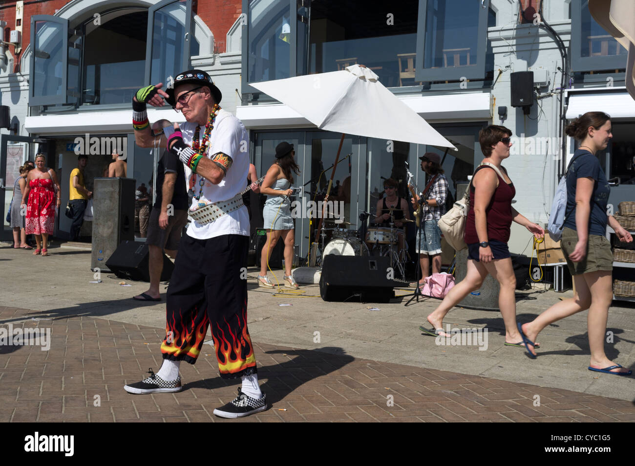 Pete Disco,un personnage bien connu sur le front de mer animé de Brighton à danses musique live Banque D'Images