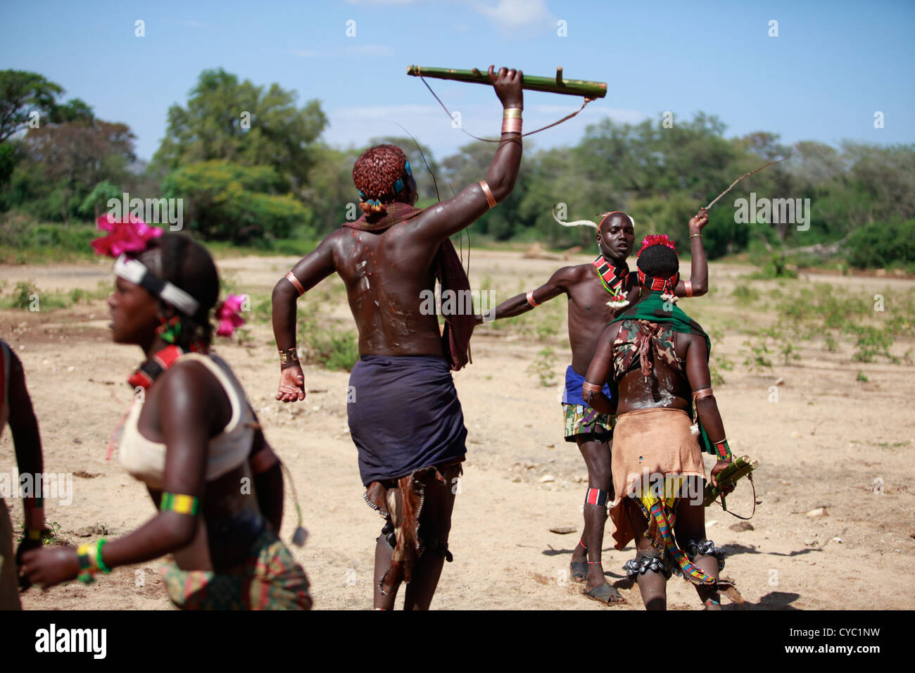 Les femmes des tribus de la tribu Hamar provoquant la Maza, l'homme qui va leur whip. Banque D'Images