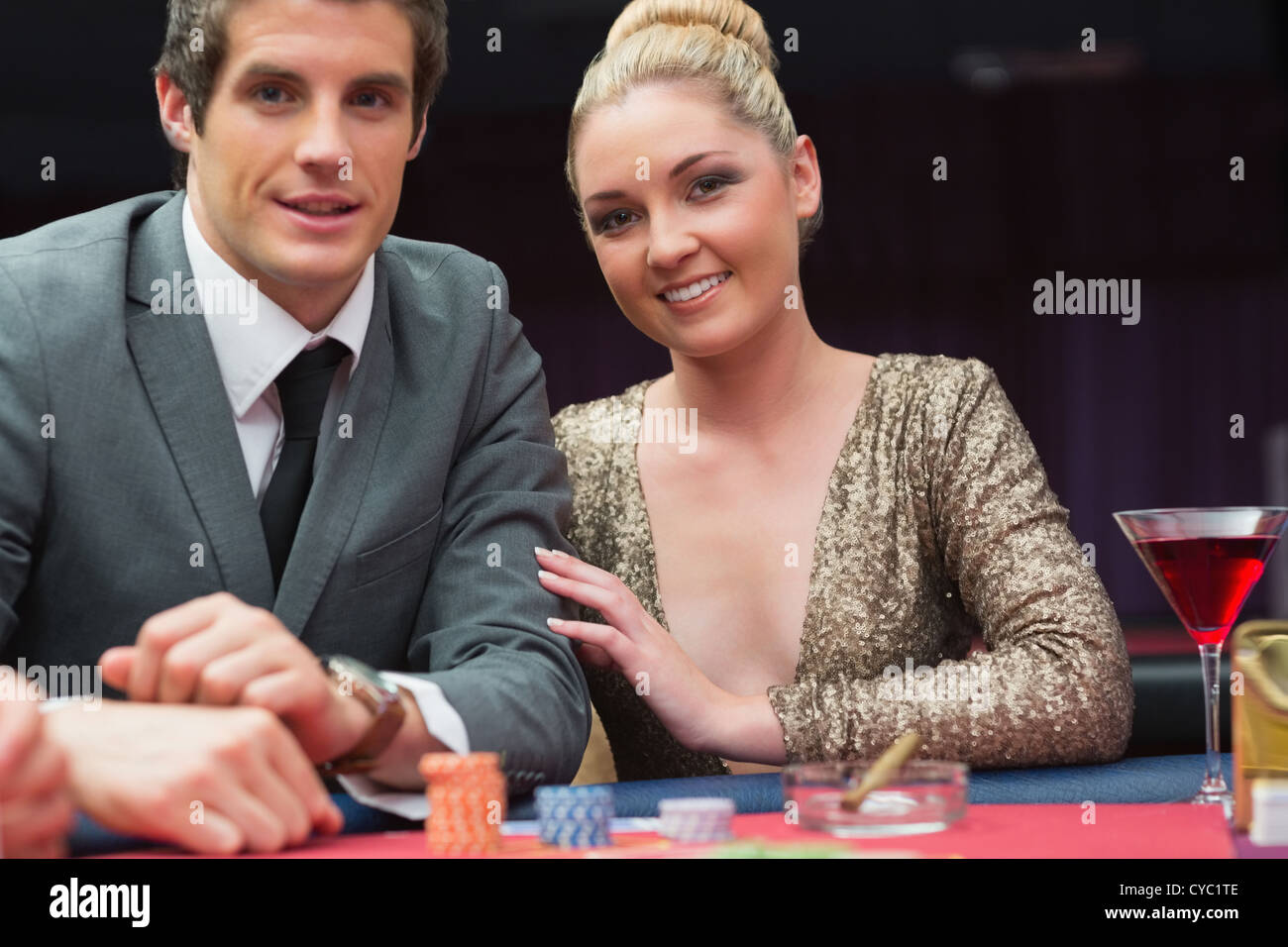 Couple playing poker Banque D'Images