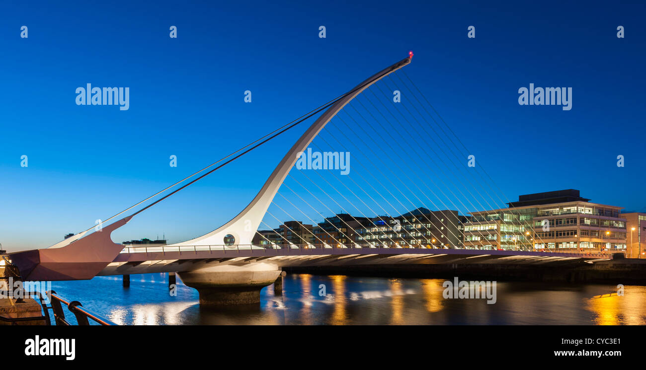 Dublin, Irlande - le pont Samuel Beckett sur la rivière Liffey, la nuit Banque D'Images