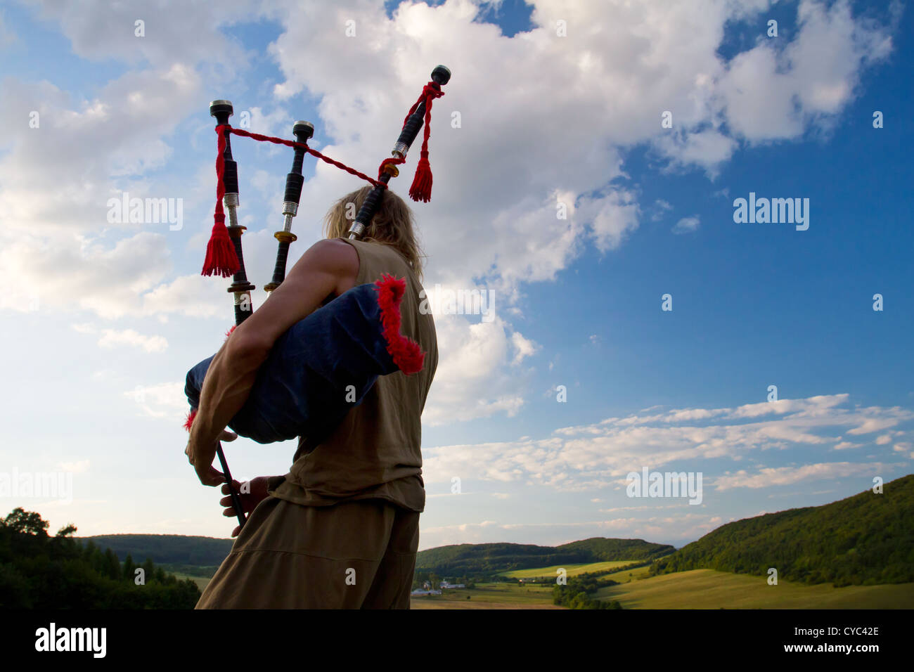 Cornemuse jouant sur une colline Banque D'Images