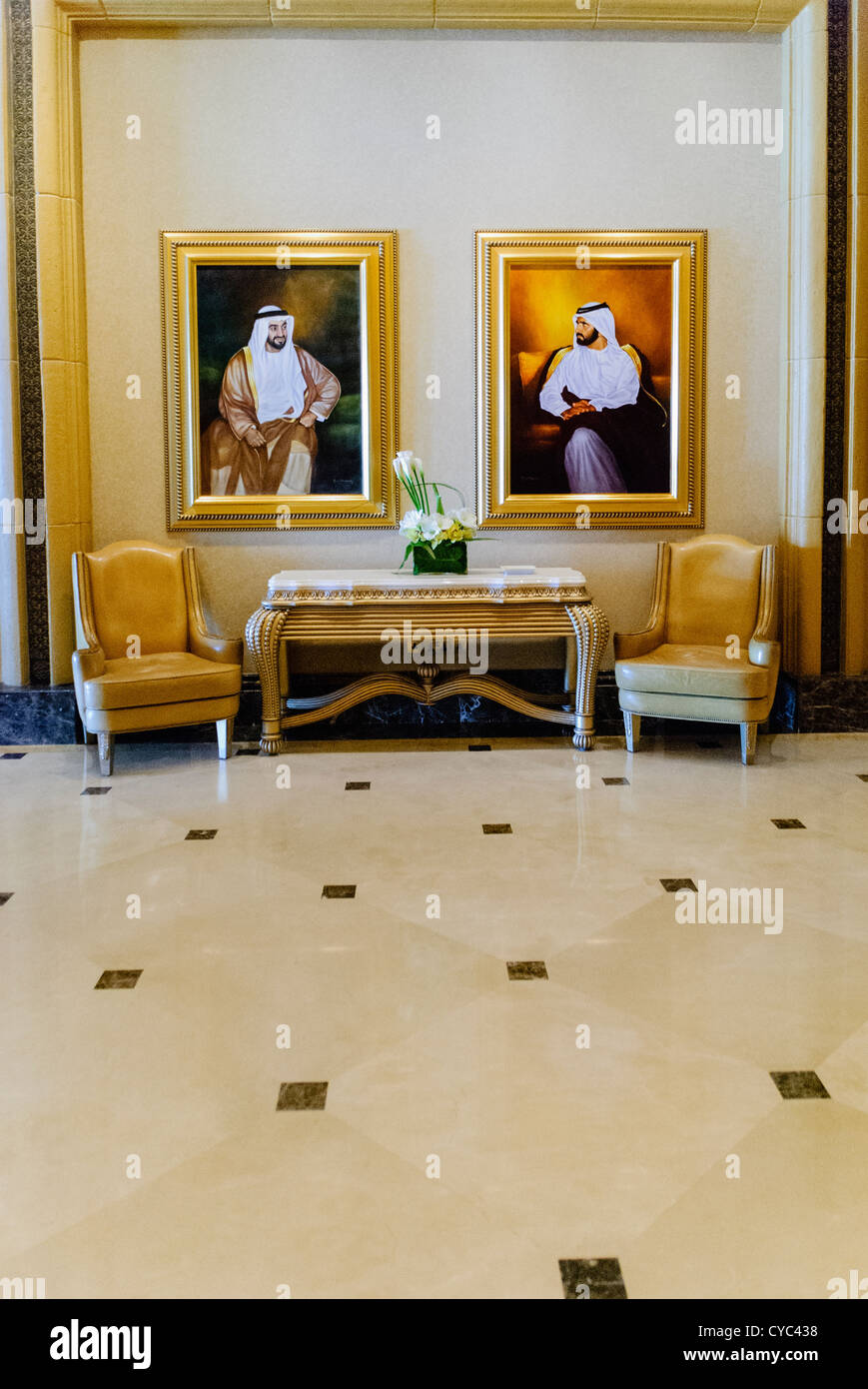 Portraits de la famille royale des EAU suspendu dans l'Emirates Palace Hotel, Abu Dhabi Banque D'Images