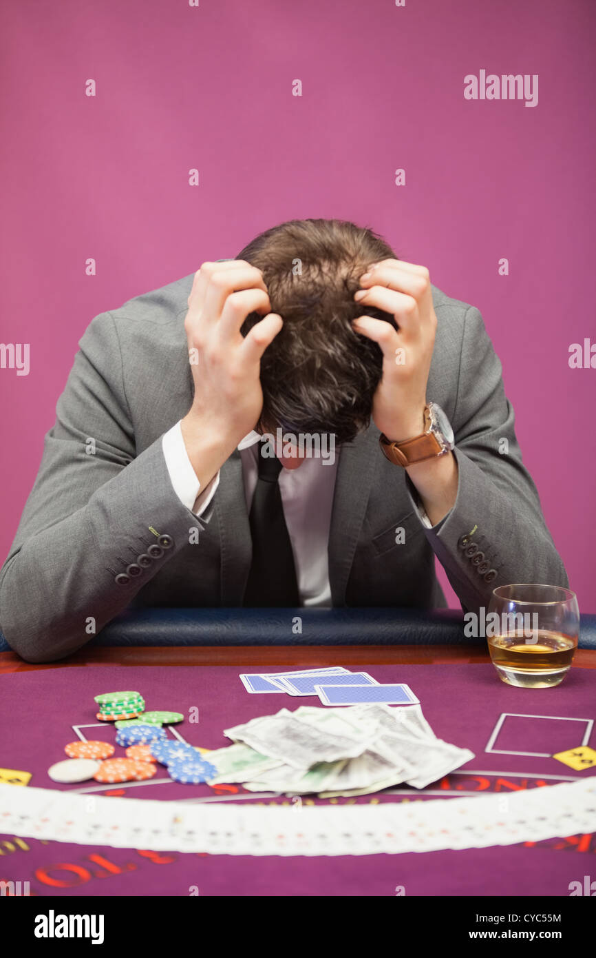 L'homme déprimé à jouer au poker Banque D'Images