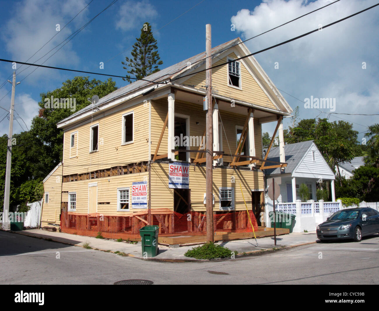 Les réparations à deux étages traditionnelle maison en bois dans la vieille ville de Key West en Floride usa Banque D'Images