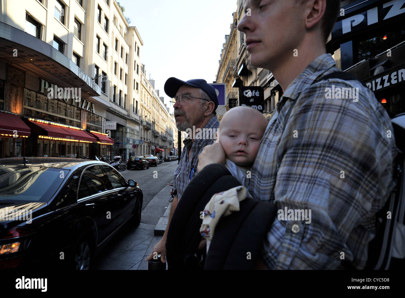 Grand-père, père et bébé balade en ville, Paris, France Banque D'Images