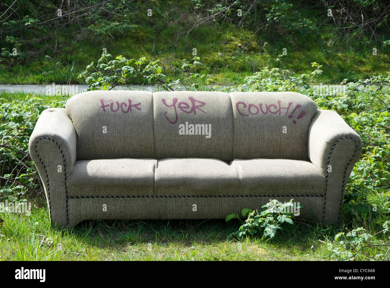 Une table à l'extérieur dans le champ abandonné, rude mots écrits sur la table Banque D'Images