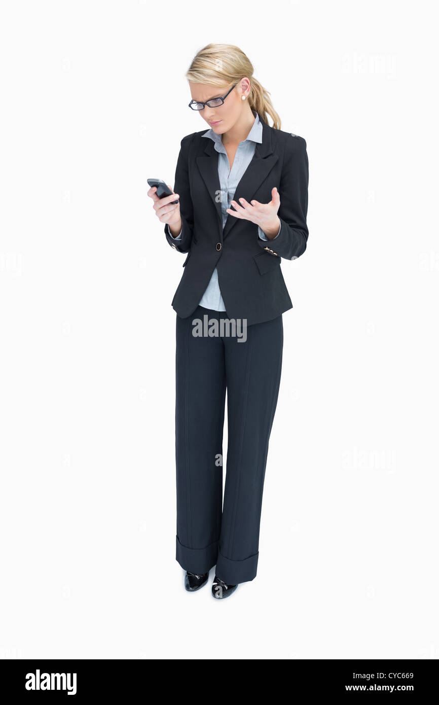 Business Woman looking at mobile phone avec colère Banque D'Images