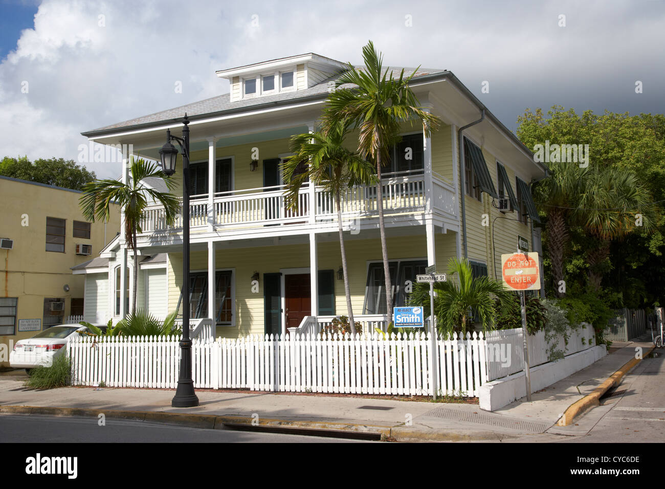 Vieux bâtiment de deux étages en bois historique avec clôture blanche key west florida usa Banque D'Images
