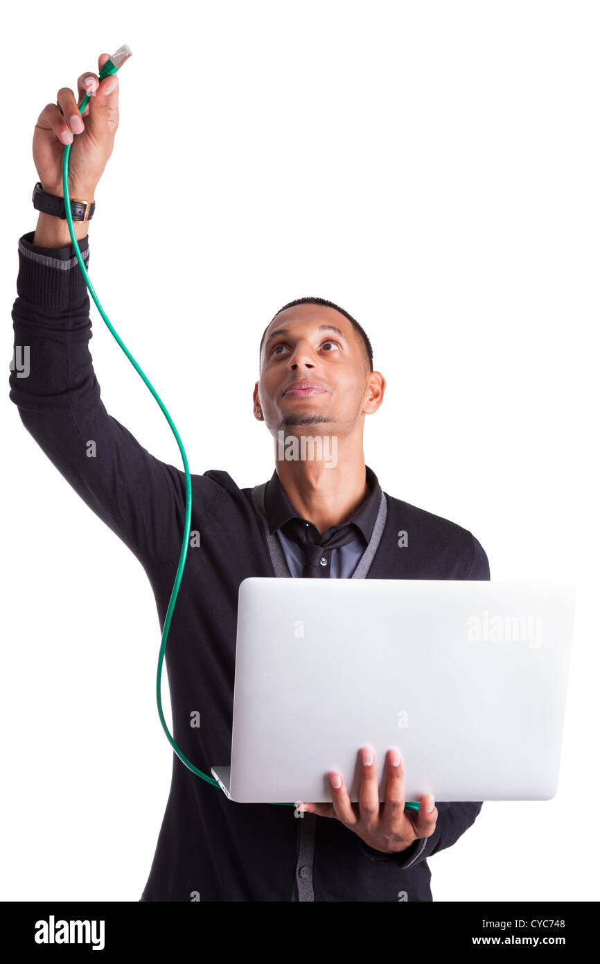 Young african american informaticien plugin un câble ethernet, isolé sur fond blanc Banque D'Images