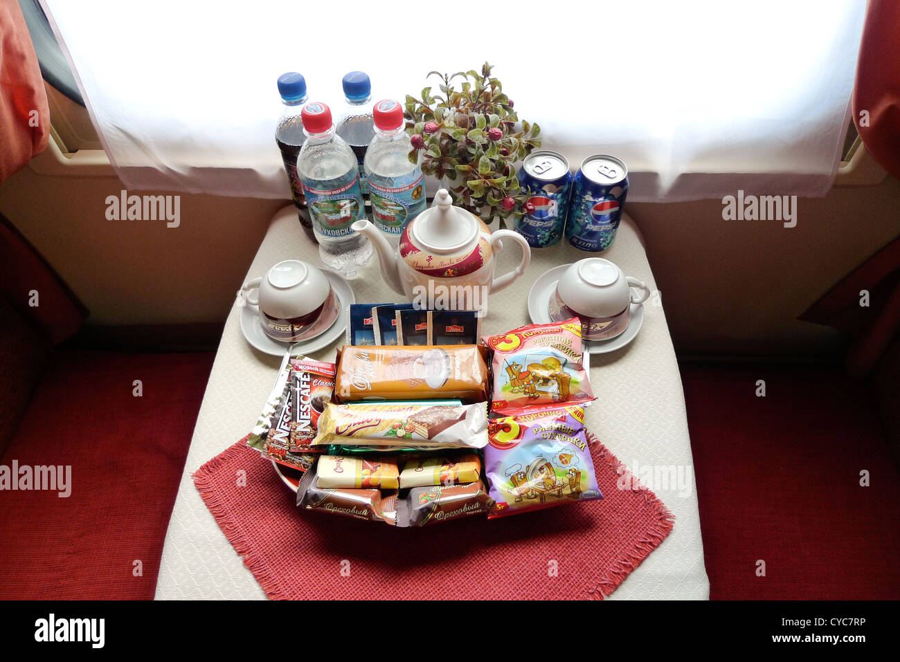 Des collations dans un compartiment de première classe d'un wagon de chemin de fer trans-sibérien. Banque D'Images