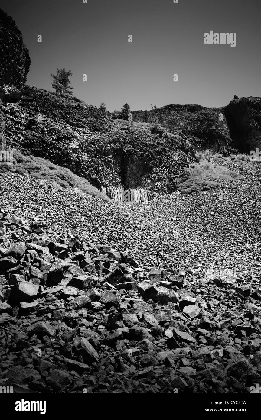 Californie - Colonnes de la piste des géants, avec promenades circulaires, rivière et colonnes de basalte, avec 'cassé' talus d'éboulis de rochers. Banque D'Images