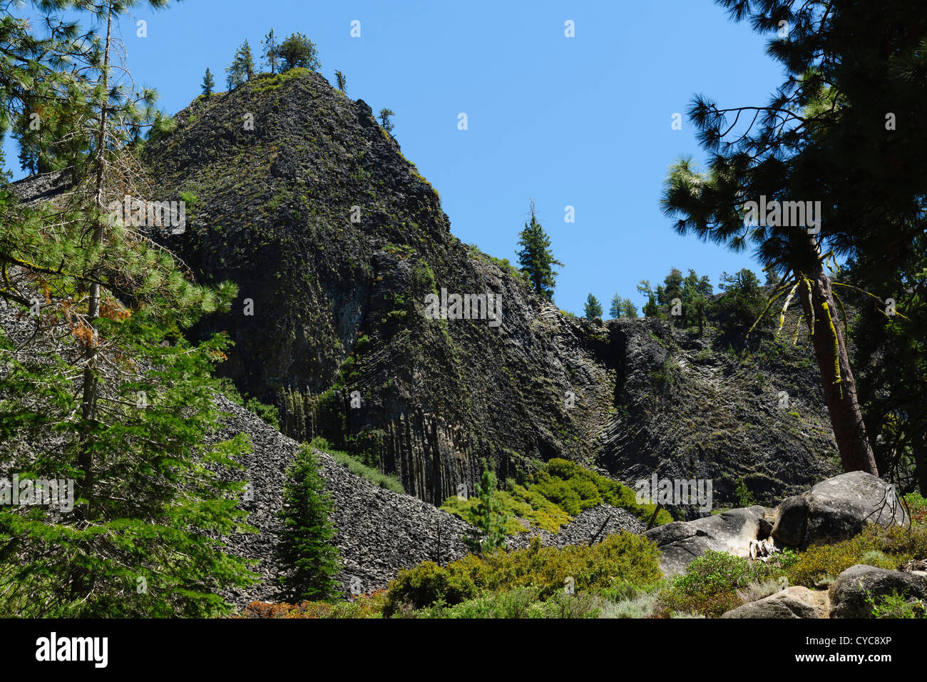Sierra Nevada, en Californie - Colonnes de la piste des géants, avec promenades circulaires, rivière et colonnes de basalte, avec 'cassé' talus Banque D'Images