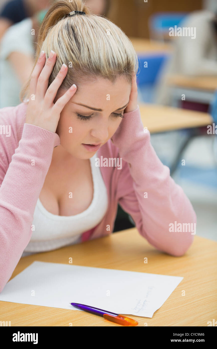 Girl examen et soulignant Banque D'Images