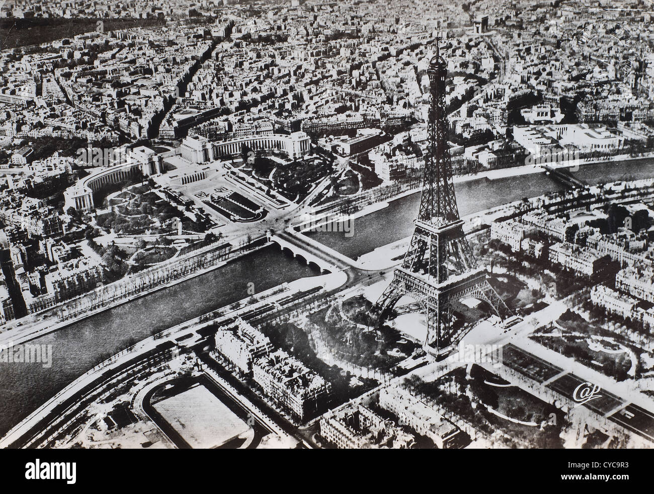Une Vue Aerienne De La Tour Eiffel A Paris Dans Une Vieille Carte Postale Photo Stock Alamy