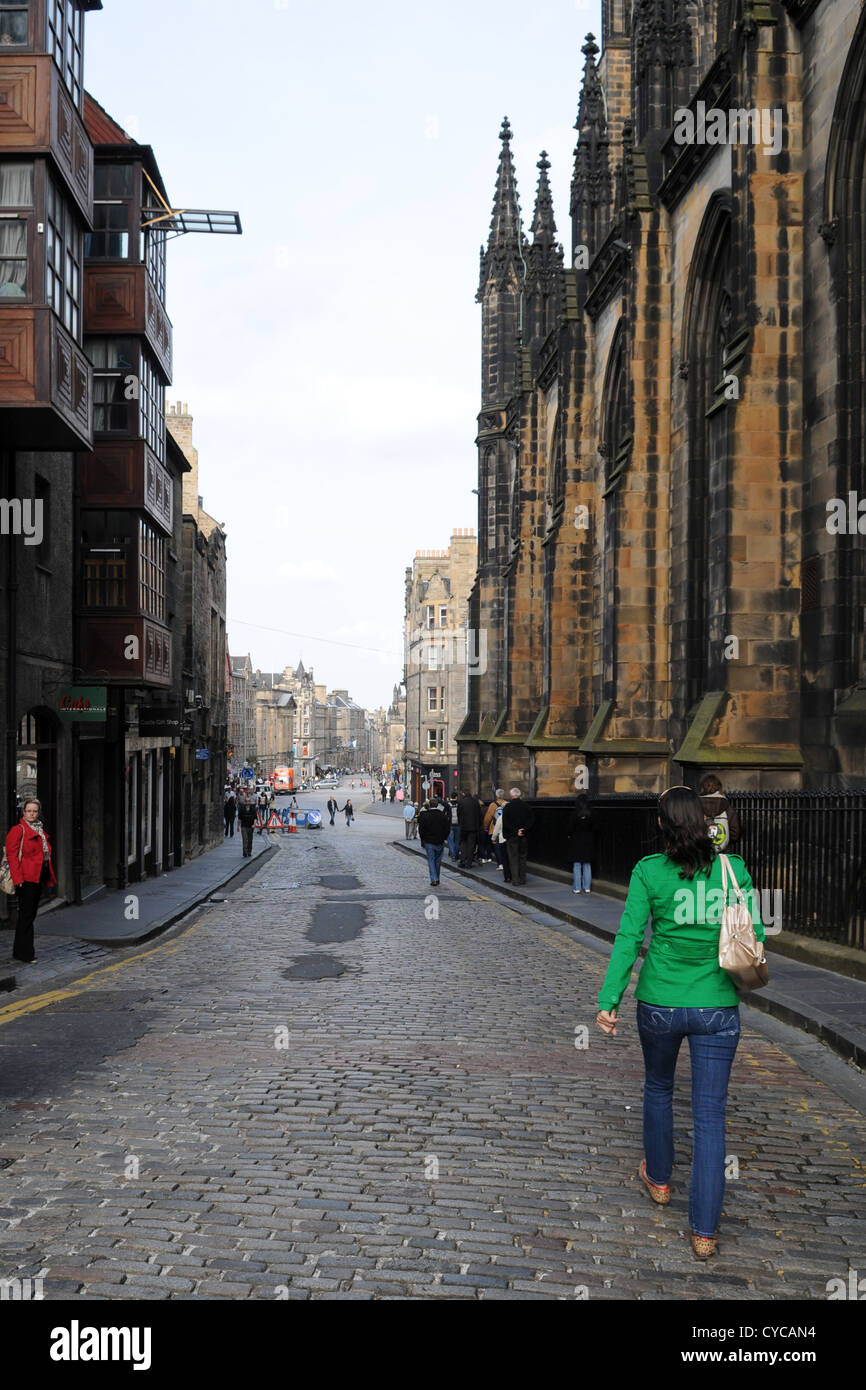 Les touristes qui font des achats dans la pittoresque high street, Edinburgh, Ecosse Banque D'Images